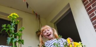 So viele Möglichkeiten – welches Hobby für mein Kind? Kind mit Gießkanne