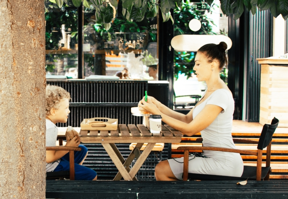 Vereinbarkeit Familie & Beruf: bloß nicht stressen lassen! Mama mit Kind