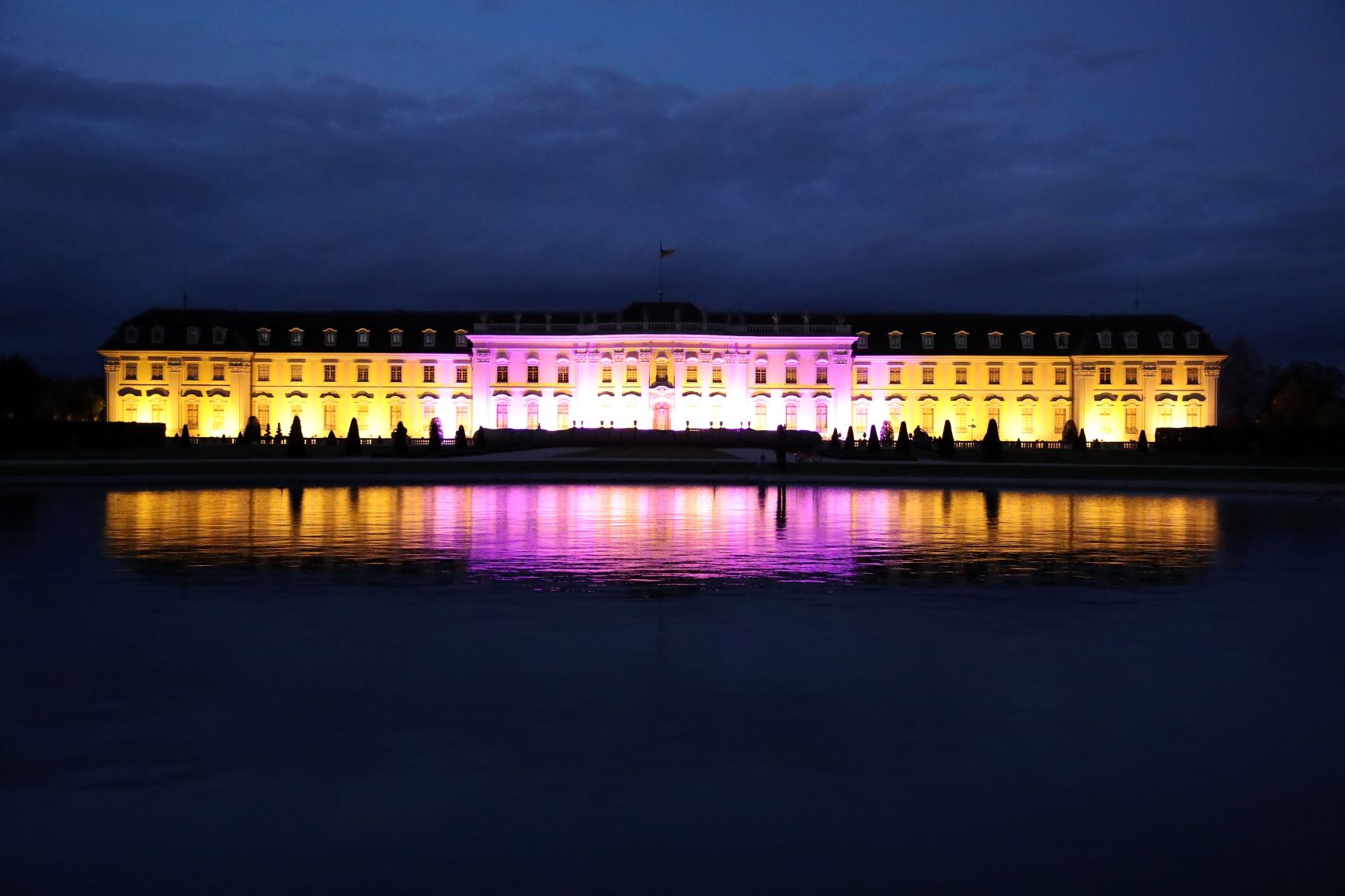 Für Krebskranke & Frühchen: Schloss Ludwigsburg strahlt in Lila!