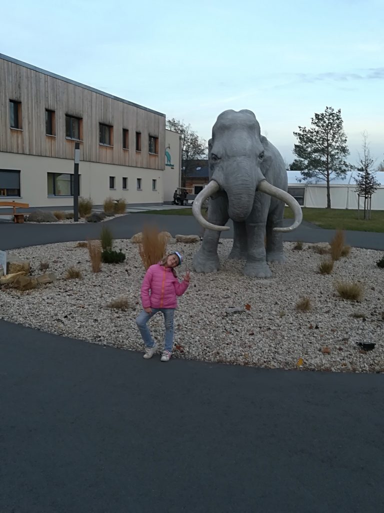 Elefant-Plastik in Gröbern Mädchen vor großer Elefant-Plastik in Gröbern