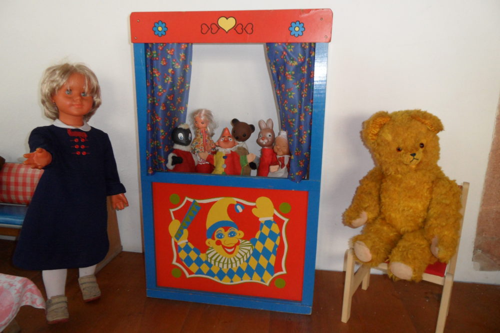 Nostalgie pur: Burg Kriebstein zeigt Schau zu Alltag im DDR-Kindergarten Puppe und Teddy