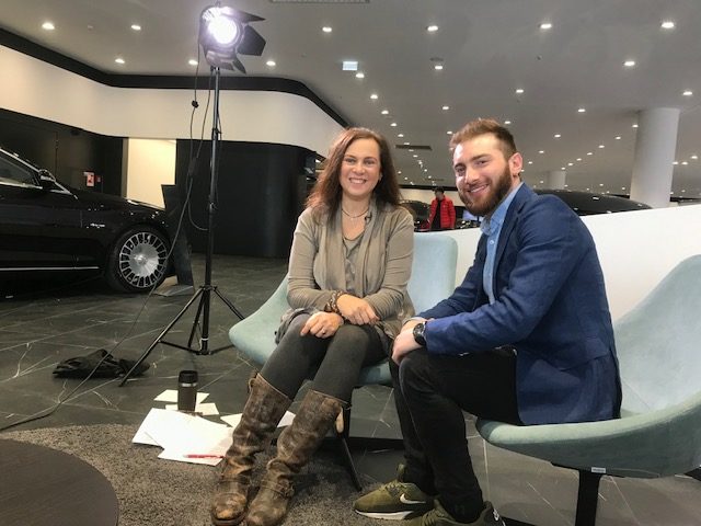 Frau interviewt Mann