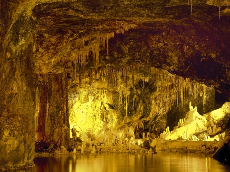 Fernab von Freibad & Co. – 5 coole Ausflugstipps bei Hitze Höhle Feengrotten