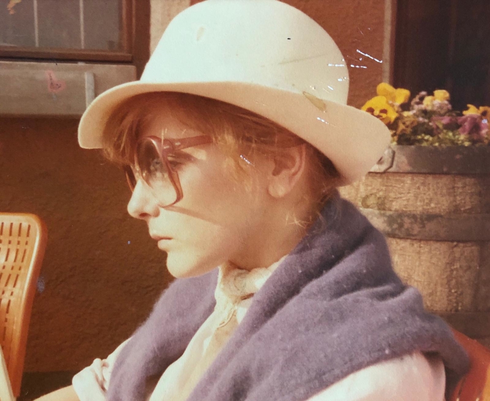 Mode? Bleib mir bloß vom Leib! – Kolumne von Barbara Edelmann Barbara Edelmann mit Hut