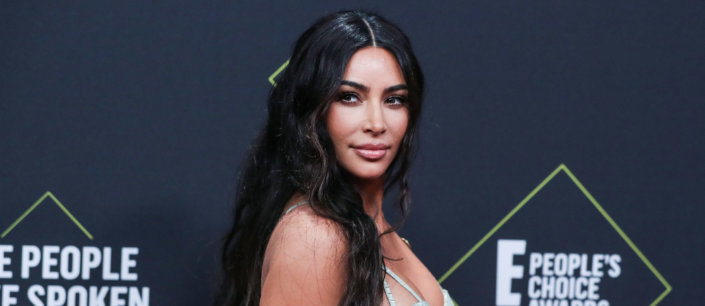 Frau klebt Bild von Kim Kardashian in Reisepass – Festnahme! Kim Kardashian