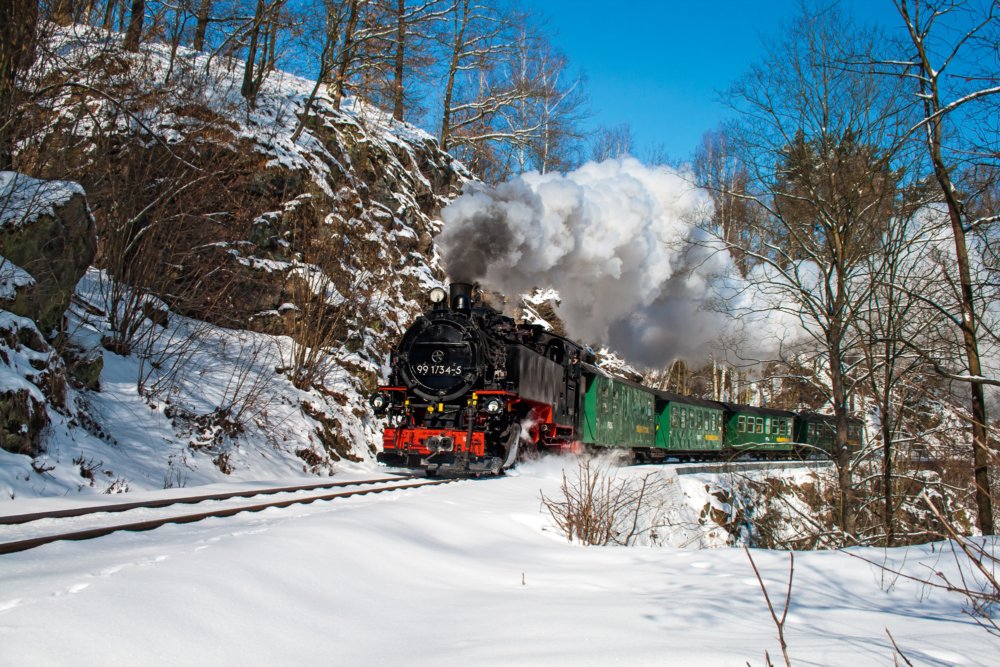 „Bimmelbahn & Lichterglanz“ – Deutschlands erster befahrbarer Weihnachtsmarkt lockt ins Erzgebirge Weißeritztalbahn