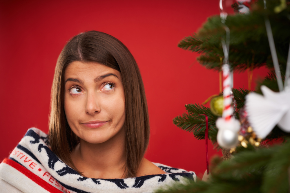 Oh je…du Fröhliche! So überstehen Sie als Single Weihnachten Frau am Weihnachtsbaum