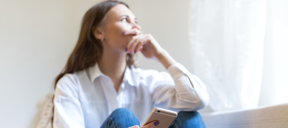 Frauen erzählen im Netz, wie fies sie von einem Mann abserviert wurden Frau auf Sofa