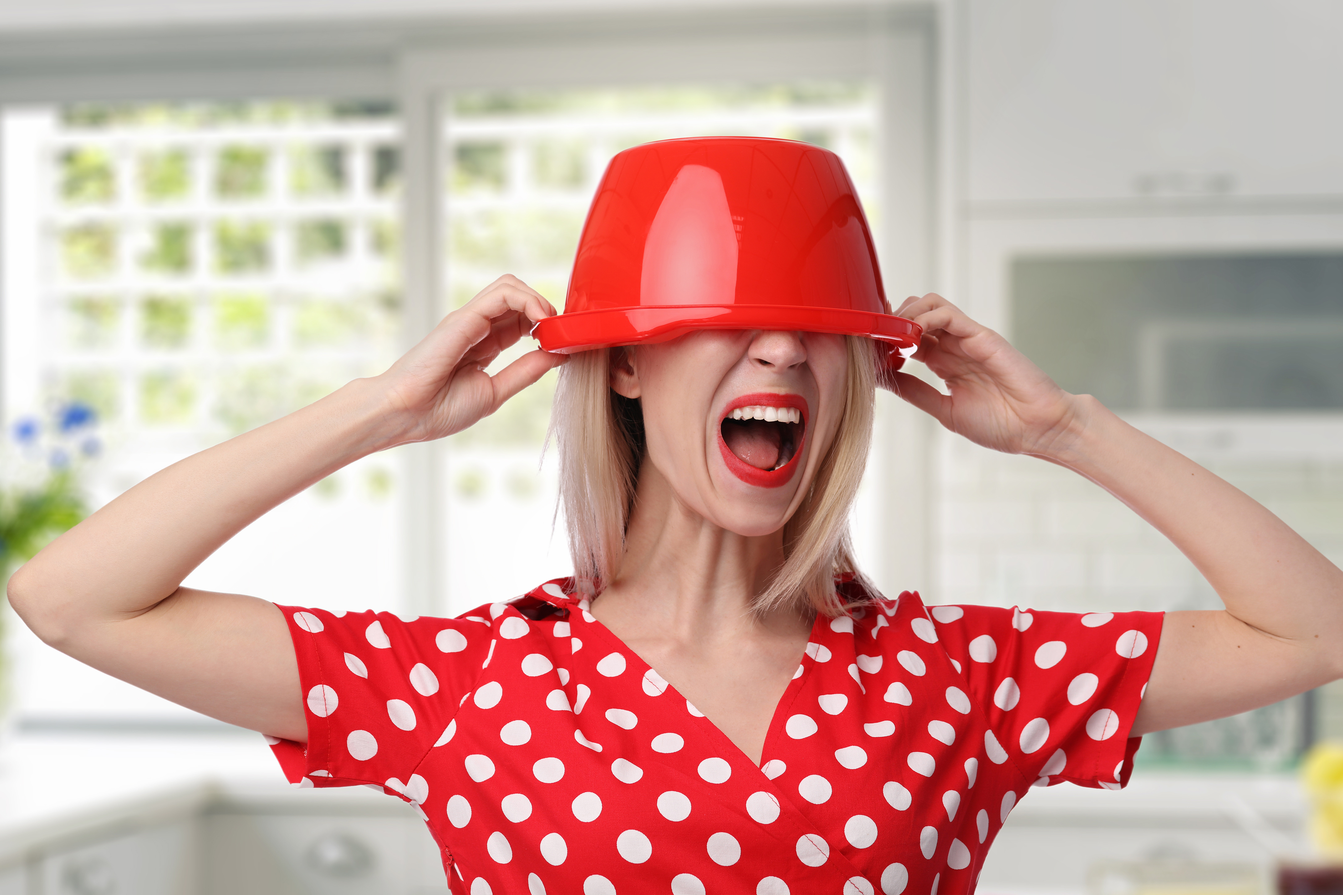 Ich liebe meine Familie, aber sie geht mir manchmal auf die Nerven! – Gastbeitrag von Kira Liebmann Frau mit Schüssel auf dem Kopf