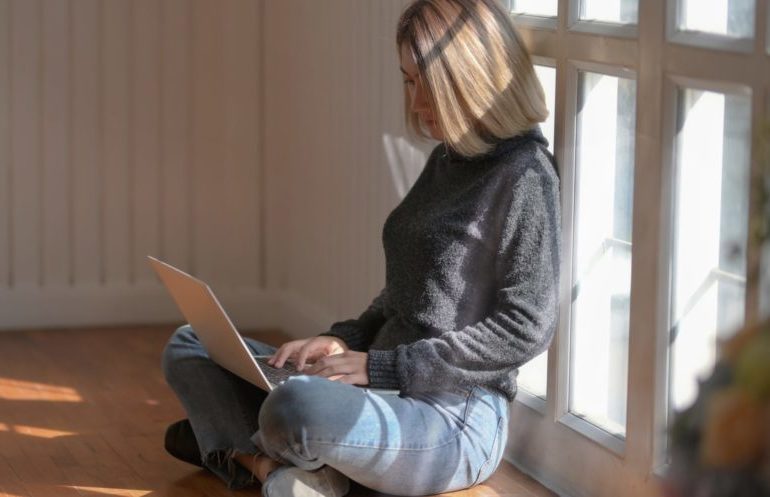 Schon wieder: Internet-Liebesbetrüger nehmen Frauen aus!