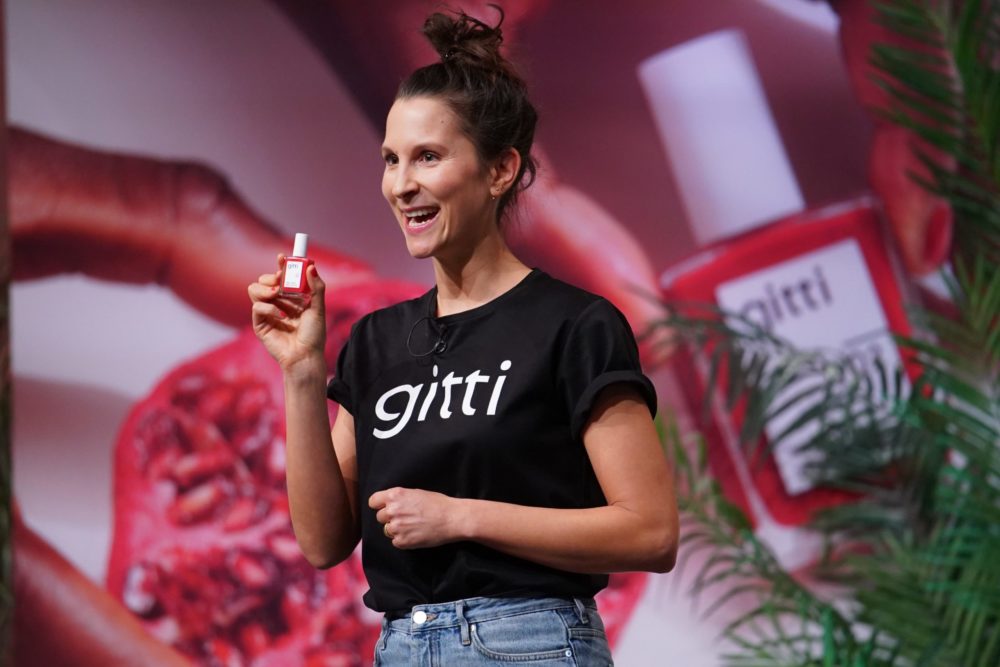 Löwenkampf um Nagel-Farbe: Ist die Ära der stinkenden Nagellacke zu Ende?