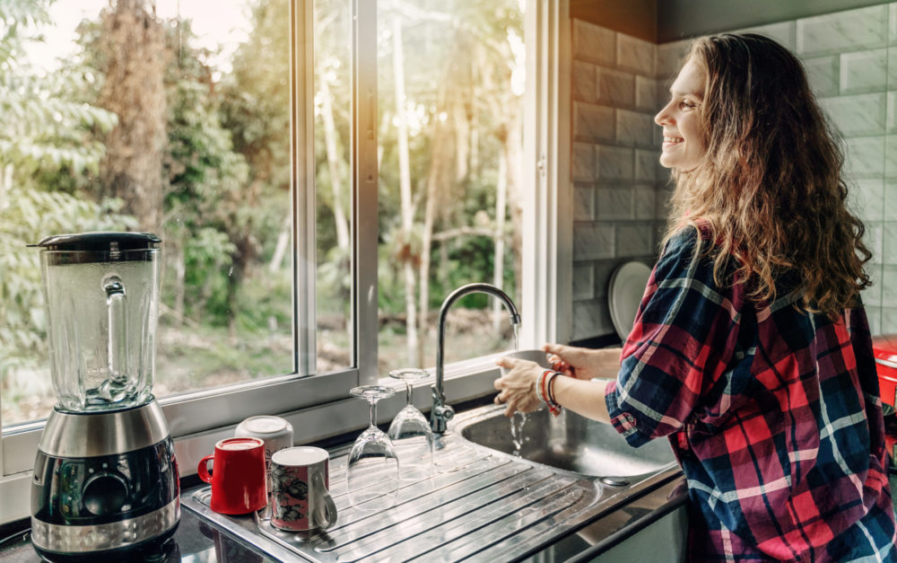 Vereinbarkeit Familie und Beruf: Haushalt in Etappen erledigen kann helfen Hausarbeit Frau