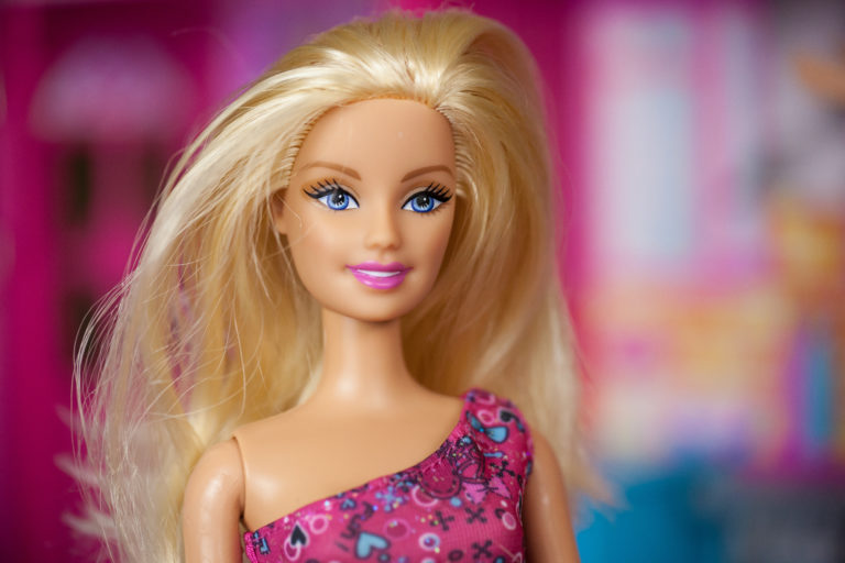 Barbie im Wandel der Zeit: Ausstellung zeigt Kult-Puppe auf Schloss Bruchsal