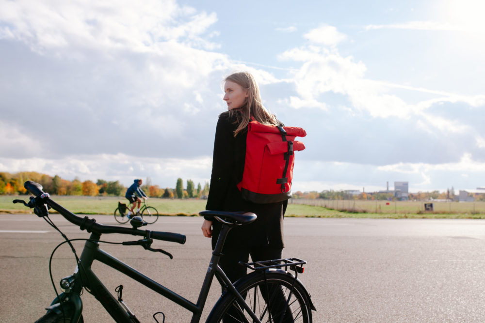 Bikepacks mit Style: Coole Idee einer Berliner Gründerin begeistert Radfahrer! Frau mit Bikepack