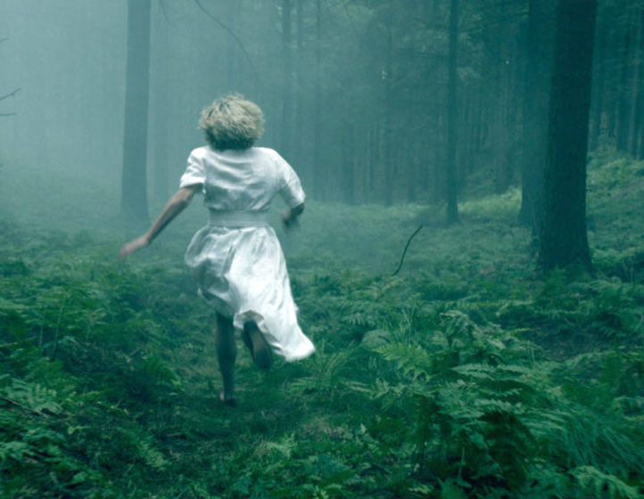 TV-Tipp: „Das Geheimnis des Totenwaldes“ – Charakterdarsteller Matthias Brandt in spannendem Dreiteiler