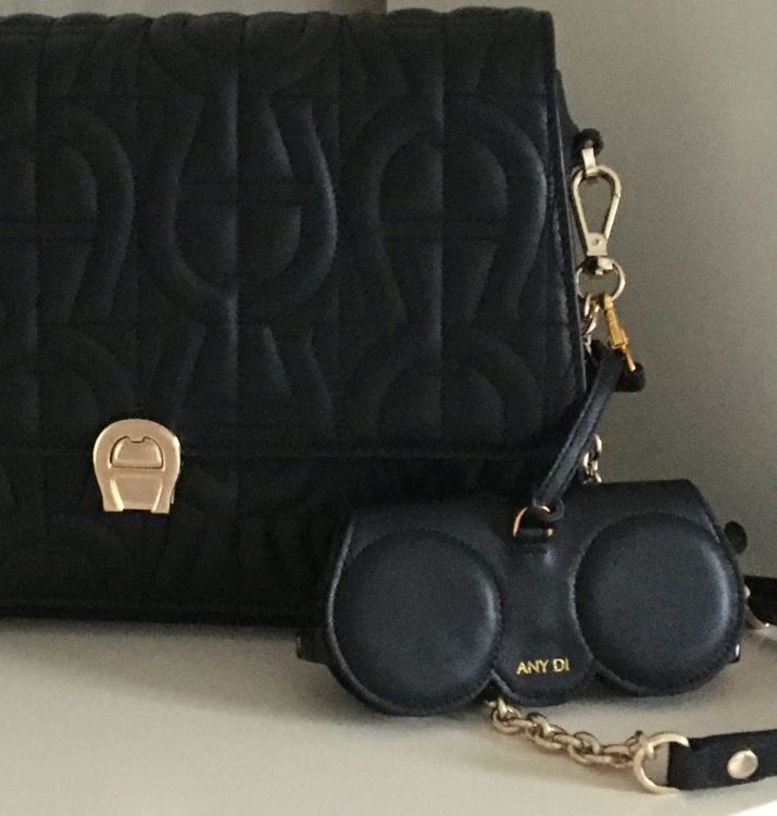 Endlich mal ein cleveres Utensil für die Sonnenbrille!