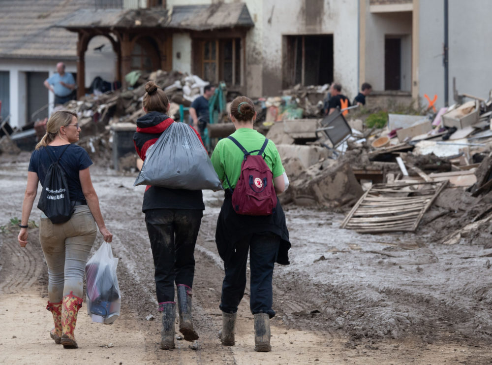 Zusammenhalt in der Not: Die Hilfsbereitschaft in der Flutkatastrophe ist groß!