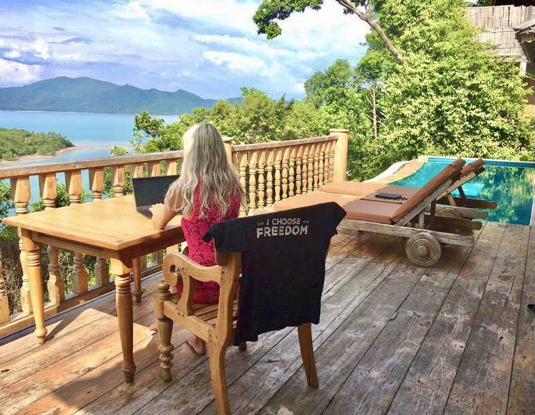 Texterin Karina: „Als Angestellte war ich eine unbedeutende Person von vielen“