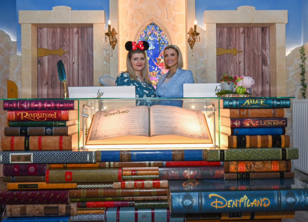 Coole Idee einer Kinderzahnärztin: Sie behandelt kleine Patienten im Eiskönigin-Kostüm!