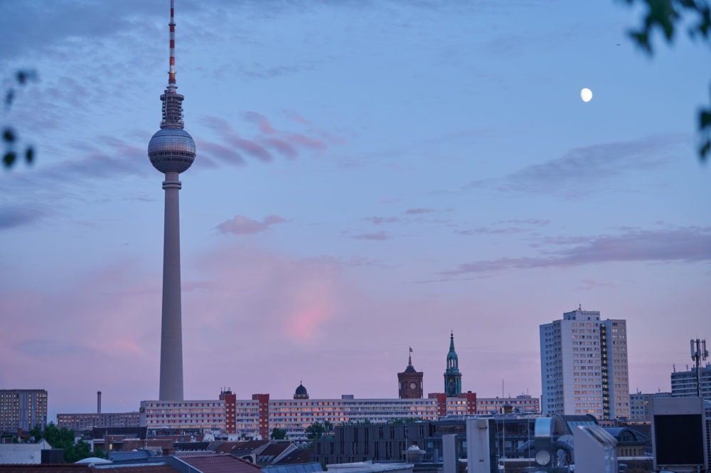 Familienfrühstück im Fernsehturm: Berlins Wahrzeichen lockt Eltern & Kinder nach oben!