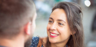 Können Singlefrauen im realen Leben einen Mann finden? Reaktion von Beziehungscoach irritiert!