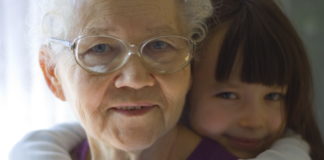 Keine Berührungsängste bei Angehörigen mit Demenz! Aufklärung für Kinder