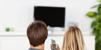 Gemütlichkeit punktet: So verbringen Paare im Alltag ihre Abende