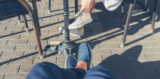 1. Date: Was Sie unbedingt vermeiden sollten! Füsse von einem Mann und von einer Frau