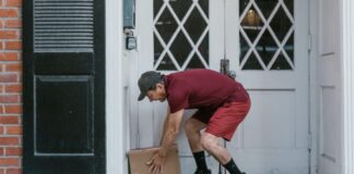 Onlineshopping & Pakete: Falscher Ablageort kann zum Fiasko werden Paketbote legt Paket vor der Haustür ab