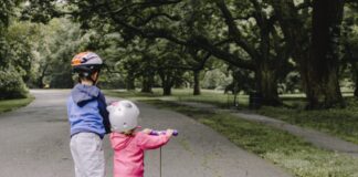 Mit Kinderfahrzeugen koordinative Fähigkeiten beim Nachwuchs stärken Kinder fahren mit Rollern