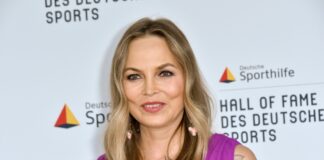 Regina Halmich unterstützt Kampagne zu ermordeten Frauen Regina Halmich im lila Kleid