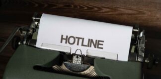 Sonntagsarbeit im Kundendienst: Per Gericht verboten Blatt mit "Hotline"-Text in Schreibmaschine