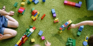 Halle: In der „Kita des Jahres“ gibt es keine Regeln Kinderhände und Bausteine