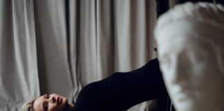 Kennenlernphase: Hände weg vom „Ping Pong“-Mann! Frau macht Verrenkung auf dem Boden