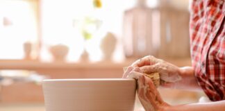 Trotz hoher Nachfrage: Töpferzunft in schwierigen Zeiten Frau an Töpferscheibe