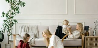 Mit Alleinerziehenden-WG dem Wohnungs-Irrsinn entgehen? Frauen mit Kindern in der Wohnung beim Spielen