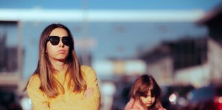 to do-Listen des Wahnsinns: So arbeiten Mütter den Familienalltag ab Frau mit Sonnenbrille und Kind