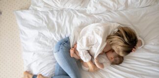 Langeweile in der Elternzeit: Mütter diskutieren FÜR & WIDER Mutter mit Kind