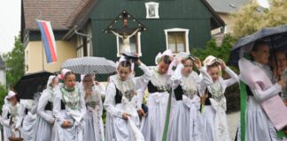 Fronleichnam: Was wird begangen & welche Bundesländer haben frei? Sorben während Fronleichnam