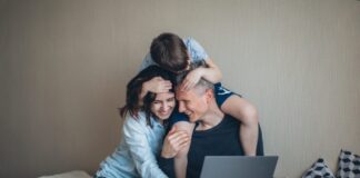 Hauskauf: Förderungen für Familien 2023 Familie am Laptop