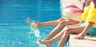 „Vermisse den Pool“: Facebook-User trösten Mama nach Scheidung Kinder lassen Beine in Pool baumeln