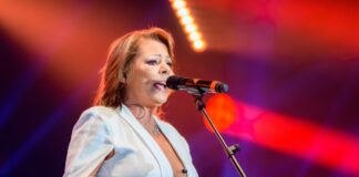 Offen wie selten: 80er-Ikone Sandra über Beziehung & Mutterschaft Sängerin Sandra auf der Bühne