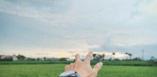 Dating bei Tinder: Unverschämtheiten & Funkstille an der Tagesordnung Männlicher Arm