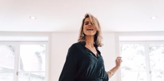 Online-Dating: Studie zeigt Wunsch nach mehr Verbindlichkeit Frau im Kleid