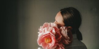 Kennenlernphase: Bloß nichts schön reden! Frau mit Blumenblüten