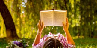 Bücher im Selbstverlag: 3 wunderbare Autorinnen und ihre Werke Frau liest Buch in der Natur