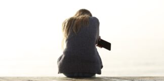 Online-Dating: Pleite & Gefängnis nach Romance-Scamming Frau traurig