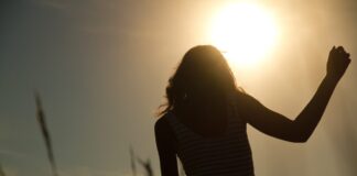 Hochachtung: Mutter von schwerbehindertem Mädchen kämpft! Frau von hinten