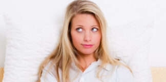 Kennenlernphase & Sex mit Verheirateten: Community diskutiert Frau, die genervt guckt