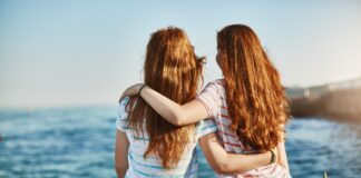 Zur Adoption freigegeben: Wie das Schicksal zwei Schwestern zu ihrer Mutter führte Zwillinge